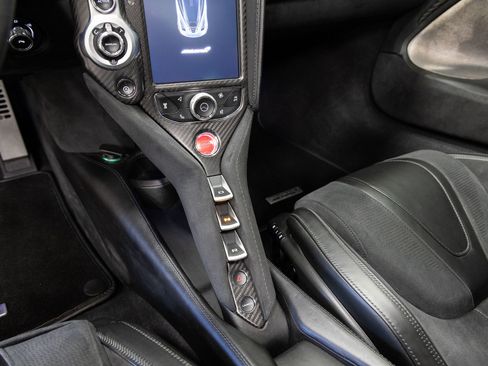 Used 2018 McLaren 720S Performance image 17