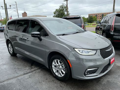 Used 2025 Chrysler Pacifica Select FWD image 3