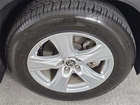 Used 2022 Toyota Highlander LE image 10