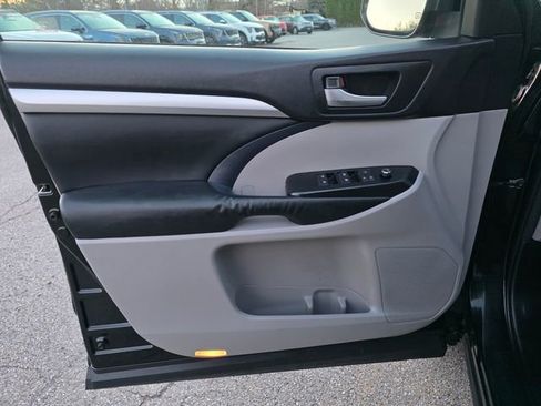 Used 2014 Toyota Highlander XLE AWD/4WD image 28