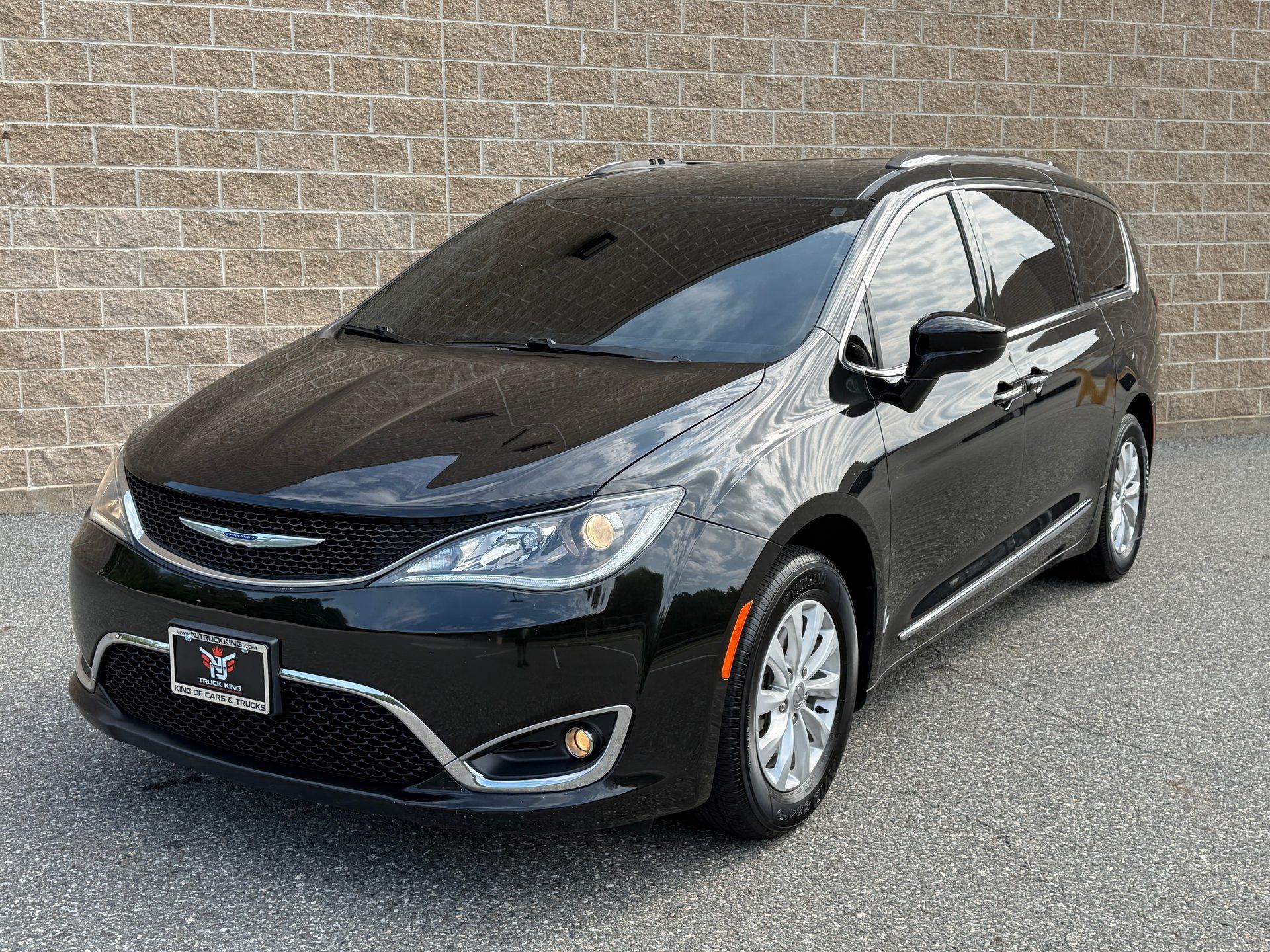 Used 2018 Chrysler Pacifica Touring-L FWD image 5