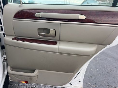 Used 2003 Lincoln Town Car Signature RWD image 20