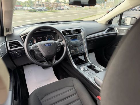 Used 2017 Ford Fusion SE FWD image 12