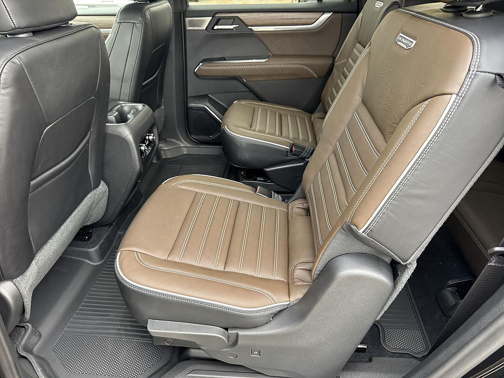New 2027 GMC Acadia Denali Ultimate w/ LPO, Floor Liner Package FWD image 31