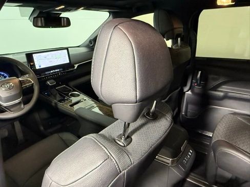 Used 2025 Toyota Sienna Platinum image 38