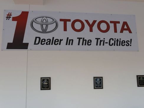 Used 2023 Toyota 4Runner SR5 Premium w/ Moonroof Package AWD/4WD image 4