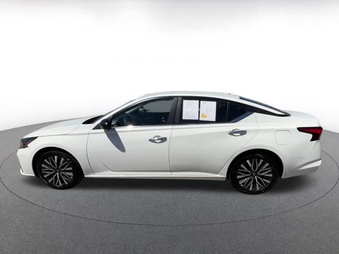 Used 2025 Nissan Altima 2.5 SV FWD image 9