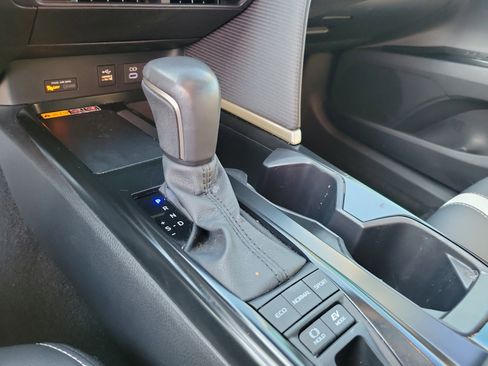 Used 2025 Toyota Camry SE image 28