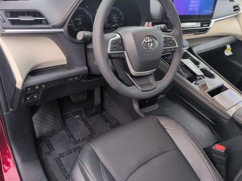 Certified 2026 Toyota Sienna Limited FWD image 11