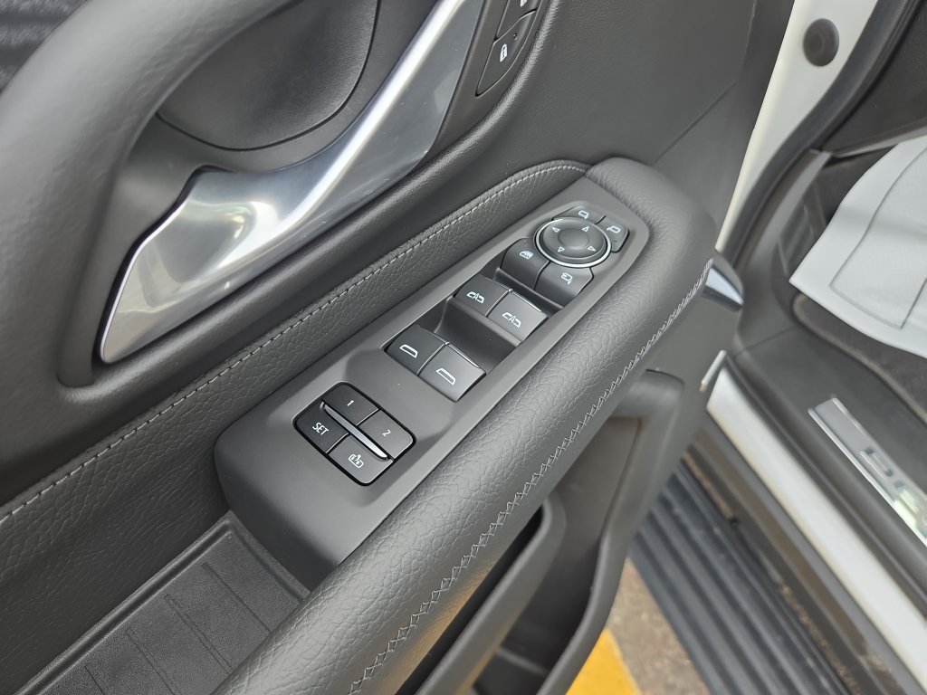 Used 2022 GMC Yukon XL Denali AWD/4WD image 13