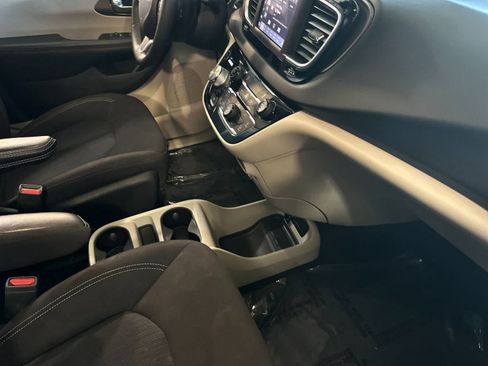 Used 2023 Chrysler Voyager LX FWD image 18