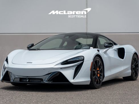 Used 2023 McLaren Artura RWD image 3