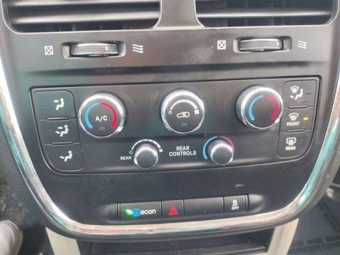 Used 2019 Dodge Grand Caravan SE w/ UConnect Hands-Free Group image 34