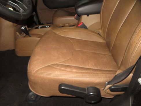 Used 2013 Jeep Wrangler Unlimited Sahara w/ Connectivity Group AWD/4WD image 19
