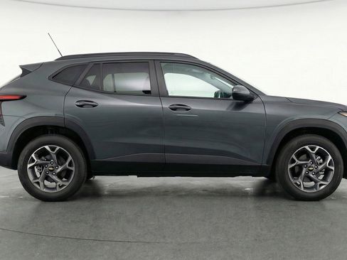 Used 2025 Chevrolet Trax LT image 8