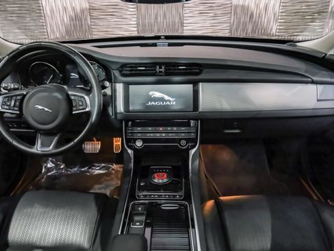 Used 2020 Jaguar XF Prestige RWD image 13