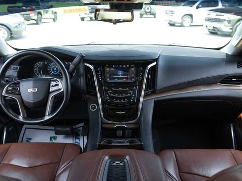 Used 2017 Cadillac Escalade Premium Luxury RWD image 19
