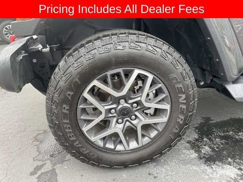 Used 2025 Jeep Wrangler Unlimited Sahara w/ Safety Group AWD/4WD image 2