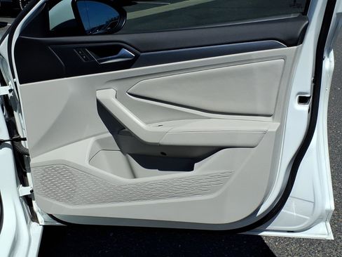 Certified 2024 Volkswagen Jetta SE w/ Panoramic Sunroof Package image 14