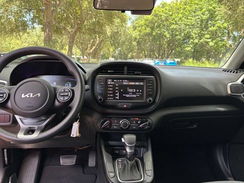 Used 2025 Kia Soul LX w/ LX Technology Package FWD image 30