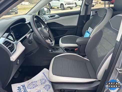 Used 2025 Volkswagen Taos SE image 5