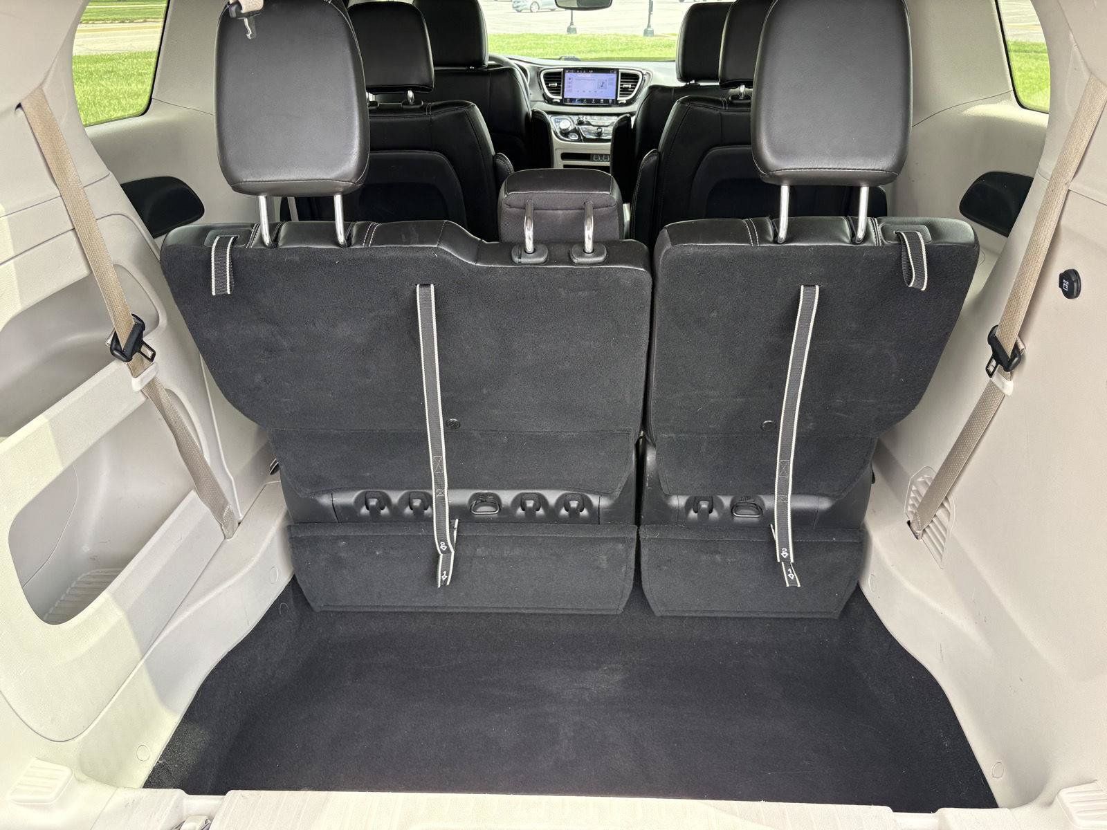 Used 2024 Chrysler Pacifica Touring-L FWD image 28