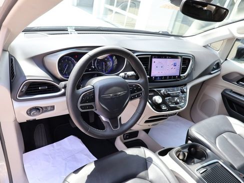 Used 2024 Chrysler Pacifica Touring-L FWD image 23