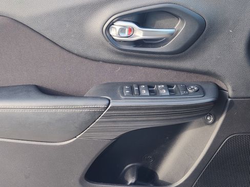 Used 2015 Jeep Cherokee Latitude w/ Comfort/Convenience Group image 23