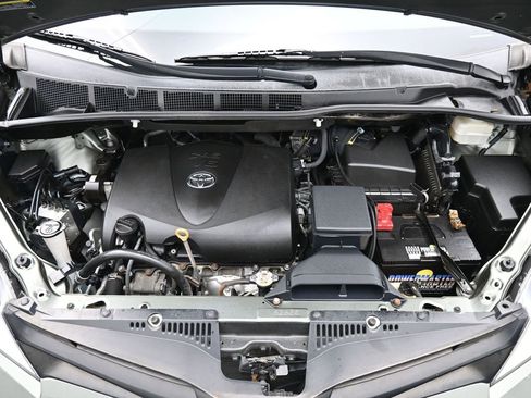 Used 2020 Toyota Sienna L image 14