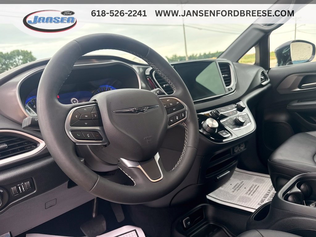 Used 2025 Chrysler Pacifica Select FWD image 13
