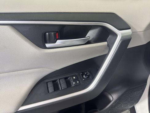 Used 2020 Toyota RAV4 XLE w/ Convenience Package image 15