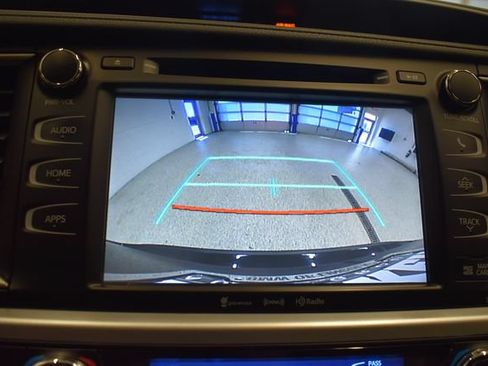 Used 2019 Toyota Highlander SE AWD/4WD image 8