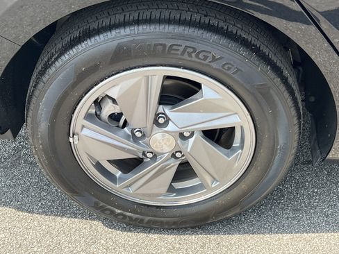 Used 2025 Hyundai Elantra SE image 20