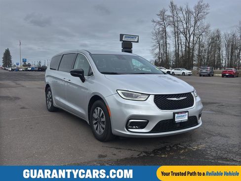 Used 2024 Chrysler Pacifica Select image 1