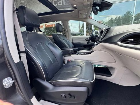 Used 2021 Chrysler Pacifica Limited w/ Uconnect Theater Family Group FWD image 12