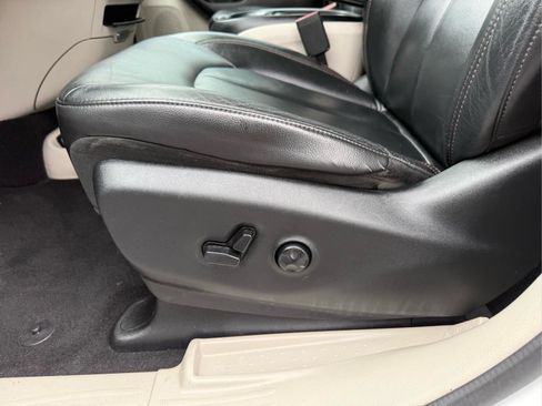 Used 2017 Chrysler Pacifica Touring-L FWD image 16
