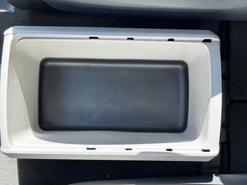 Used 2010 Volkswagen Routan SE FWD image 18
