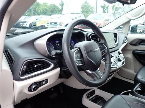 Used 2023 Chrysler Pacifica Touring-L FWD image 15