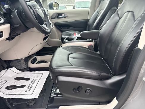Used 2023 Chrysler Pacifica Touring-L image 12