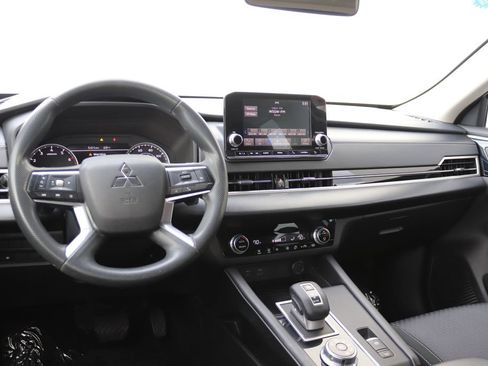 Used 2022 Mitsubishi Outlander ES image 3