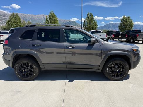 Used 2021 Jeep Cherokee Trailhawk w/ Technology Group AWD/4WD image 2