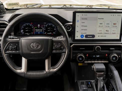 Used 2025 Toyota 4Runner Limited AWD/4WD image 19