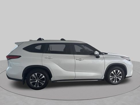 Used 2023 Toyota Highlander XLE FWD image 10