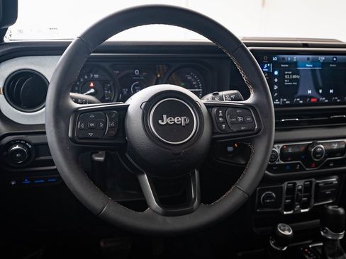 Used 2024 Jeep Wrangler Unlimited image 4