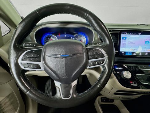 Used 2021 Chrysler Pacifica Touring-L image 11