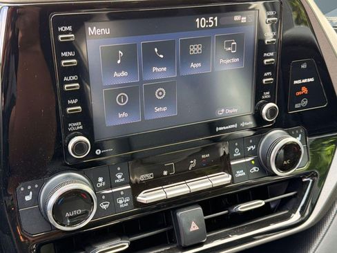 Used 2021 Toyota Highlander XLE AWD/4WD image 24