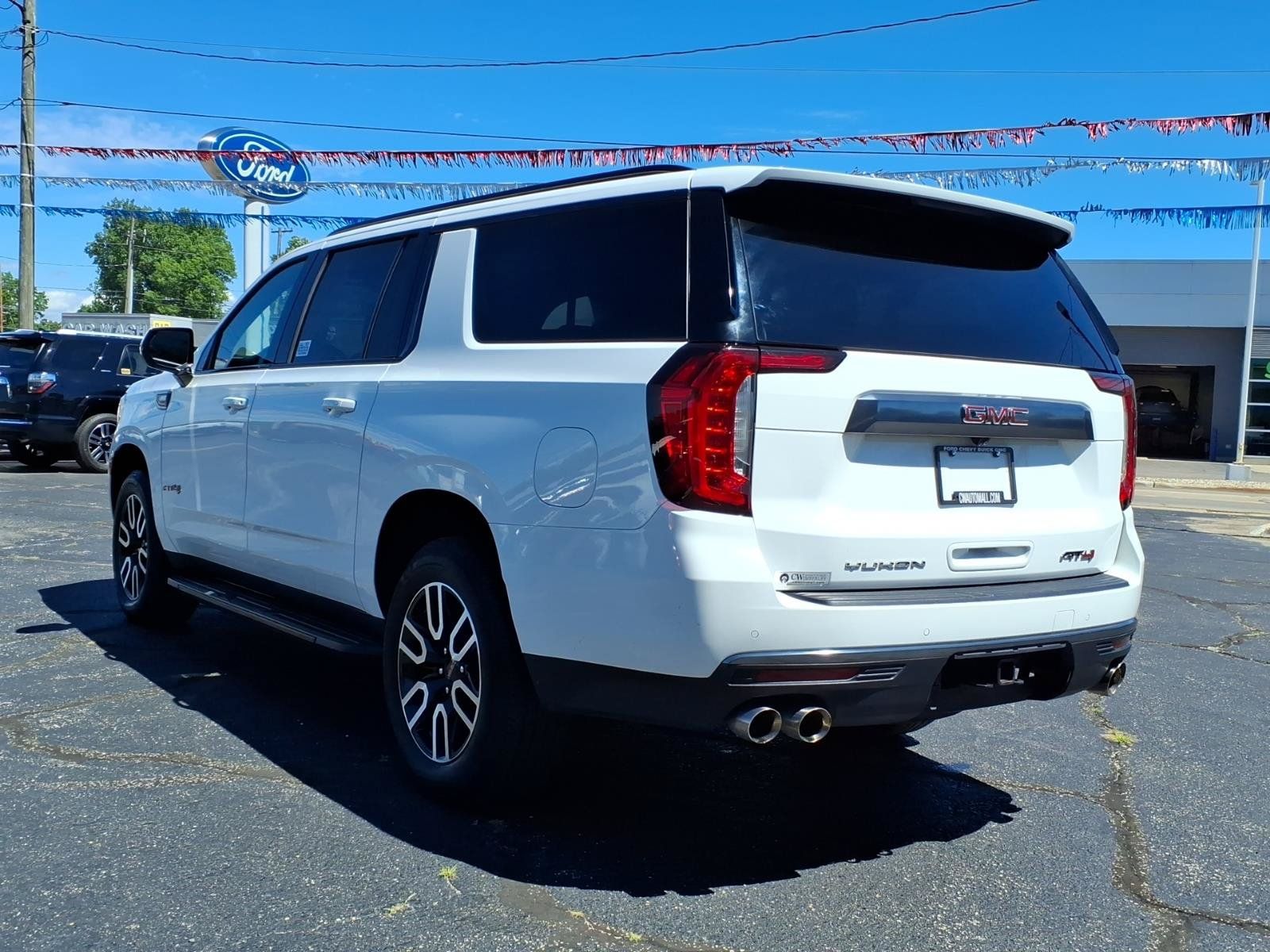 Used 2022 GMC Yukon XL AT4 AWD/4WD image 18