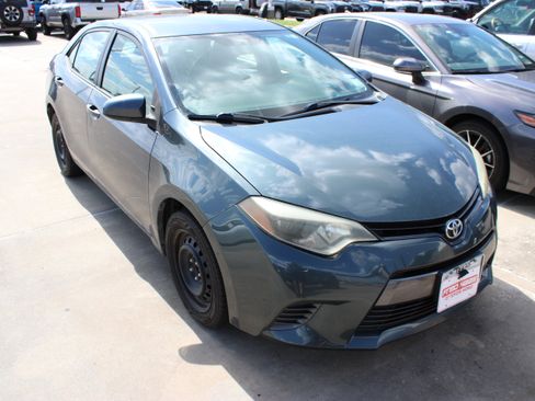 Used 2016 Toyota Corolla LE FWD image 2