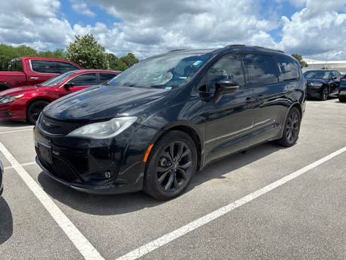 Used 2019 Chrysler Pacifica Limited w/ Advanced Safetytec Group FWD image 1