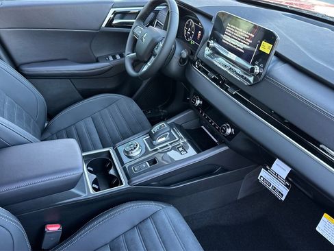New 2025 Mitsubishi Outlander SE image 16